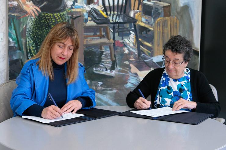 A deputada provincial de Igualdade, María Muíño, e a presidenta do Consello da Cultura, Rosario Álvarez, asinan un convenio de colaboración. DEPUTACIÓN DA CORUÑA / Europa Press