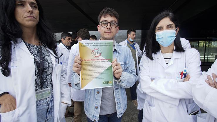 Varias persoas protestan durante unha folga de médicos galegos, no Hospital Álvaro Cunqueiro 