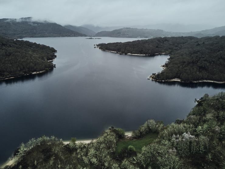 Vista aérea do encoro de Prada desde a zona Candeda.. Agostime - Europa Press 