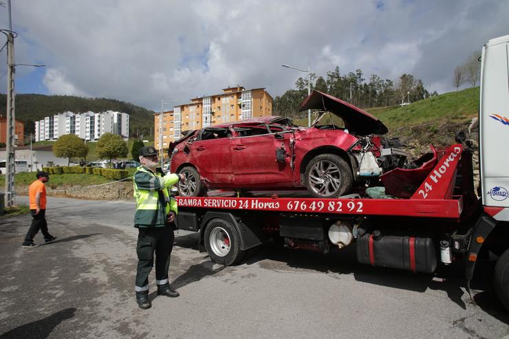 Un Garda Civil vixía a retirada do coche sinistrado, no accidente, por un guindastre, a 1 de abril de 2023, en Xove, Lugo, Galicia, (España). Carlos Castro - Europa Press