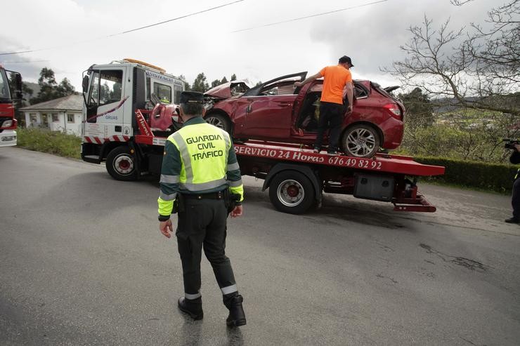 Un Garda Civil vixía a retirada do coche sinistrado, no accidente, por un guindastre, a 1 de abril de 2023, en Xove, Lugo, Galicia, (España). Dous homes e dúas mulleres, veciños de Ribadeo, faleceron nun accidente de circulación rexistrado na. Carlos Castro - Europa Press / Europa Press