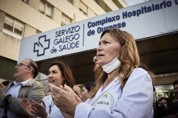 Unha señora espera en cadeira de rodas no Complexo Hospitalario Universitario durante a terceira xornada da folga de médicos galegos, a 13 de abril de 2023, en Ourense, Galicia (España). Os médicos galegos están chamados a secundar a folga indef. Agostime - Europa Press