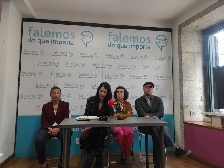 A candidata á alcaldía por Compostela Aberta, María Rozas, acompañada de Carminha Naveiro, Marilar Aleixandre e Martiño Noriega. 