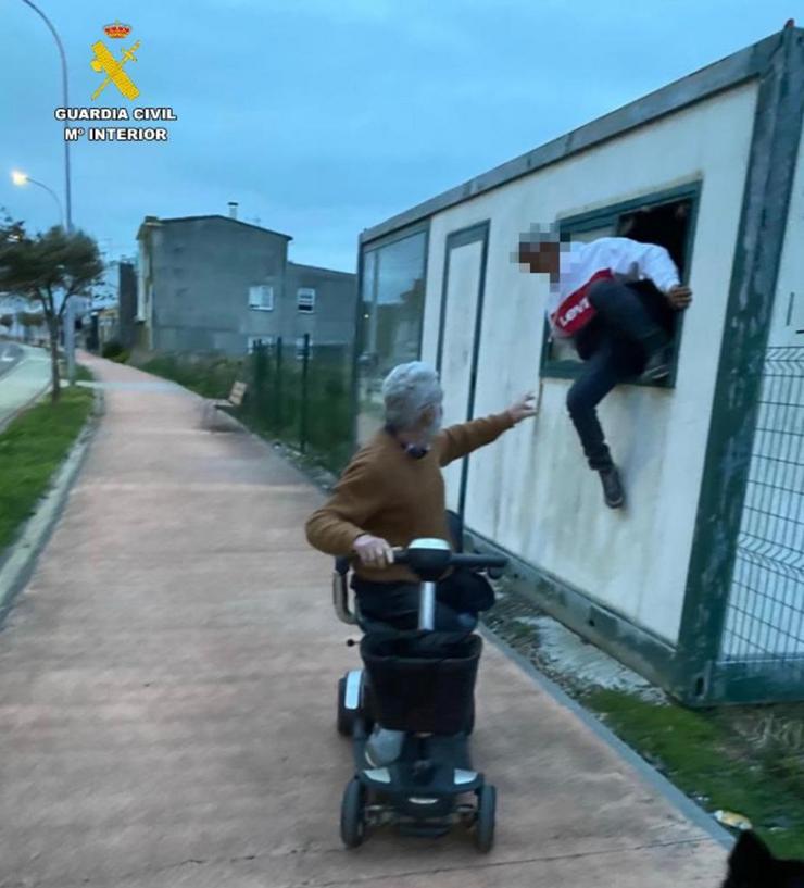 Momento do roubo nunha caseta de obra en Ares (A Coruña).. GARDA CIVIL 