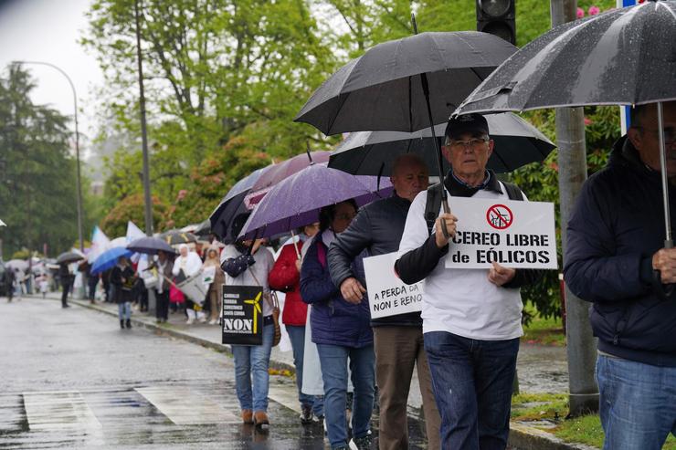 Manifestación ás portas do edificio da Xunta, en San Caetano, de centos de persoas convocadas pola Coordinadora Eólica Así No! contra os proxectos eólicos / ÁLVARO BALLESTEROS - EUROPA PRESS / Europa Press