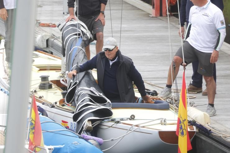 O Rei Juan Carlos embarcando en 'O Bribón' no Real Náutico de Sanxenxo, a 21 de abril de 2023, en Sanxenxo (España).. José Ramón Hernando - Europa Press