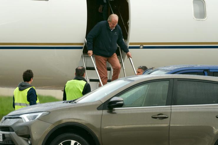O rei emérito, á súa chegada ao aeroporto vitoriano de Foronda. PABLO GONZÁLEZ-EUROPA PRESS / Europa Press