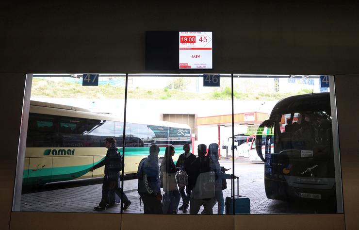 Un grupo de persoas fronte a un autocar nas inmediacións da estación de autobuses de Méndez Álvaro. Ricardo Rubio - Europa Press / Europa Press