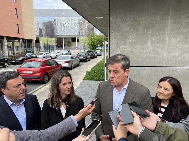 O delegado do Goberno en Galicia, José Ramón Gómez Besteiro, nun acto xunto, entre outras autoridades, o presidente da Deputación da Coruña, Valentín González Formoso, e  a alcaldesa de Lugo, Lara Méndez. DELEGACIÓN DO GOBERNO EN GALICIA / Europa Press