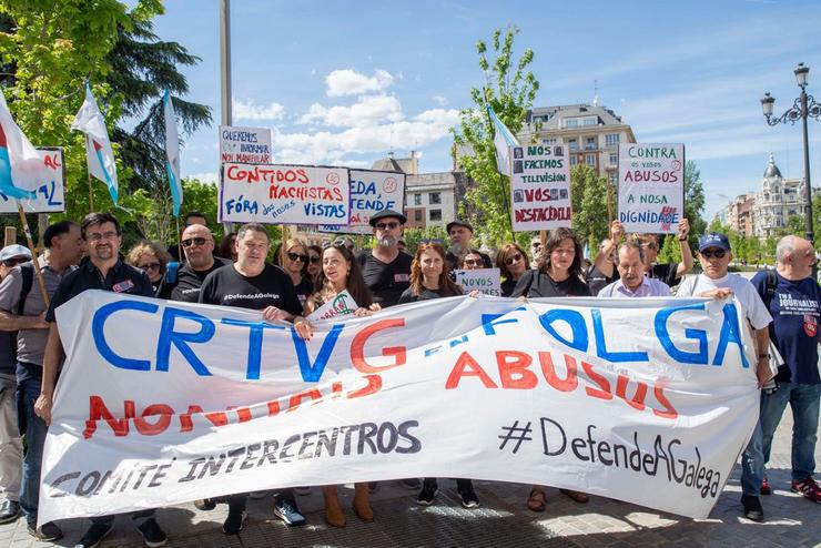 Protesta dos e das traballadoras da CRTVG diante do Congreso 