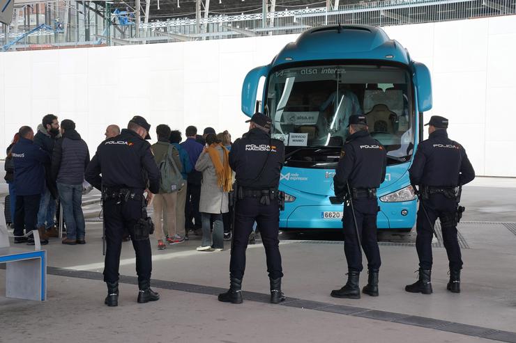 Varios axentes de Policía Nacional diante dun autobús durante unha folga do transporte de viaxeiros, na estación de autobuses de Santiago / Álvaro Ballesteros - Europa Press 
