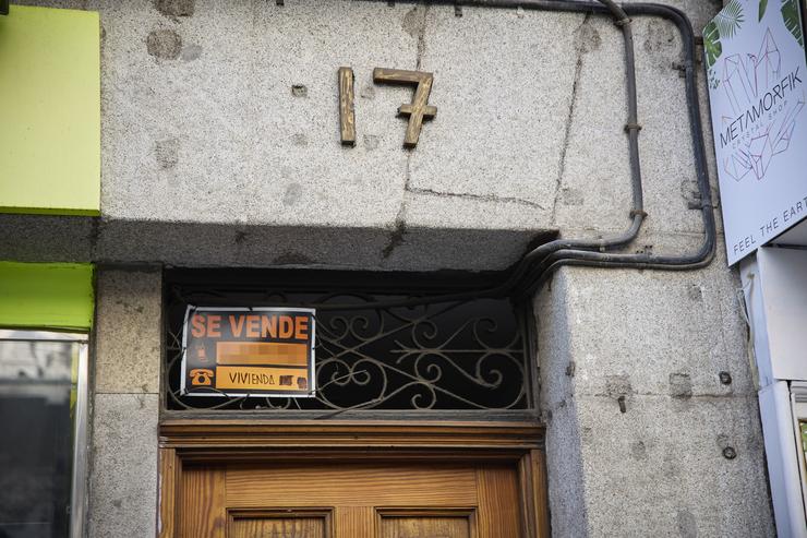 Cartel dunha vivenda en venda no escaparate no barrio de Almagro / Jesús Hellín - Europa Press