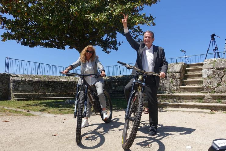 Arquivo - Carmela Silva e Abel Caballero en bicicleta con motivo da presentación dunha das probas de Ou Marisquiño 2022.. CONCELLO DE VIGO - Arquivo / Europa Press