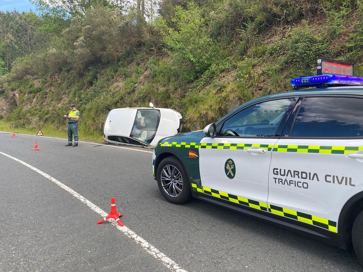 O coche sinistrado en avión (Ourense). GARDA CIVIL / Europa Press