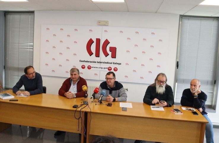 Representantes da CIG no comité da UTE A Coruña Limpeza; o secretario comarcal de CIG-Servizos, Roberto Pérez; e o secretario comarcal da CIG A Coruña, Xabier Filgueira. CIG / Europa Press