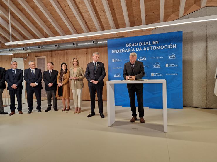 Ignacio Bueno no momento da firma do convenio do grado de Enxeñaría de automoción dual en Vigo / PEDRO DAVILA-EUROPA PRESS