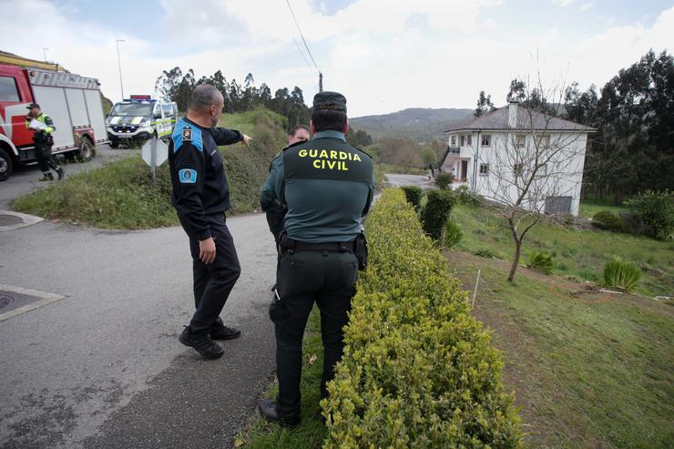 Efectivos de Garda Civil e Policía investigan a zona por onde caeu o coche do accidente, a 1 de abril de 2023, en Xove, Lugo, Galicia.. Carlos Castro - Europa Press / Europa Press