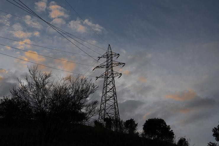 Tendido eléctrico nun dos puntos de traslado de electricidade 