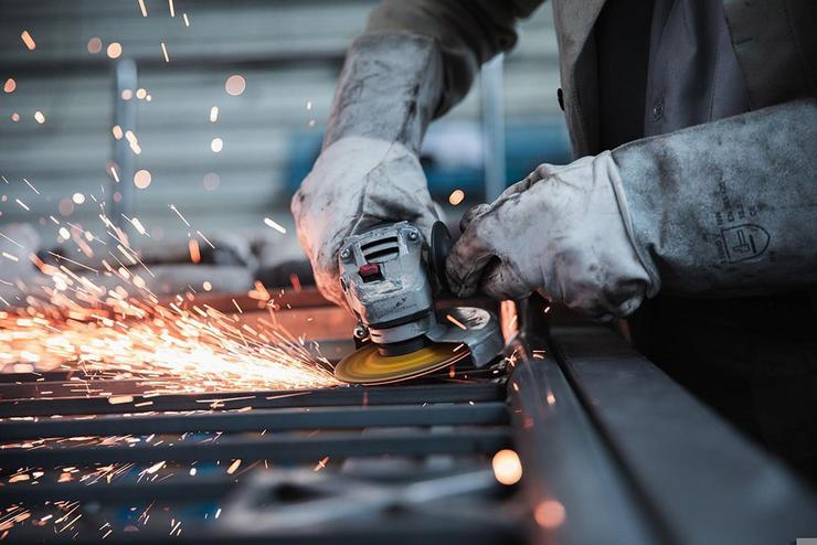 Unha  persoa traballando na industria. MINISTERIO DE TRABALLO / Europa Press