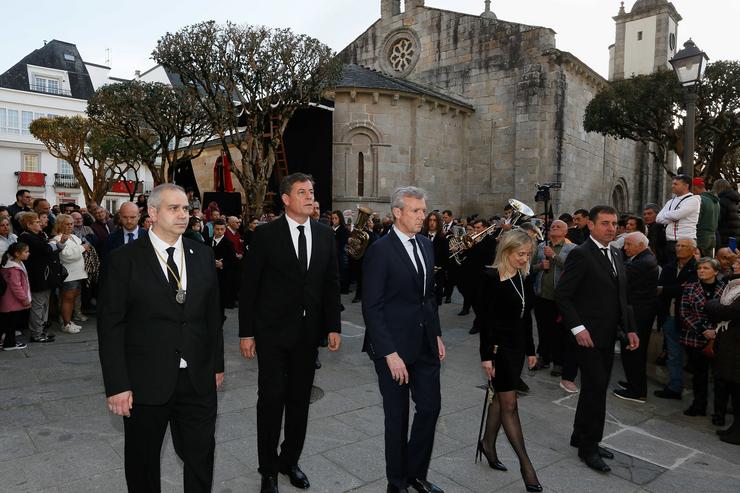 O presidente da Xunta, Alfonso Rueda, e o delegado do Goberno en Galicia, José Ramón Besteiro,  durante a Procesión do Santo Enterro, a 7 de abril de 2023, en Viveiro. Carlos Castro - Europa Press / Europa Press