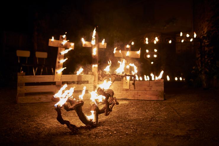 Varias cascas de caracois arden durante a procesión dos Caracois, a 7 de abril de 2023, en Ou Castro, O Barco de Valdeorras, Ourense,. Agostime - Europa Press 