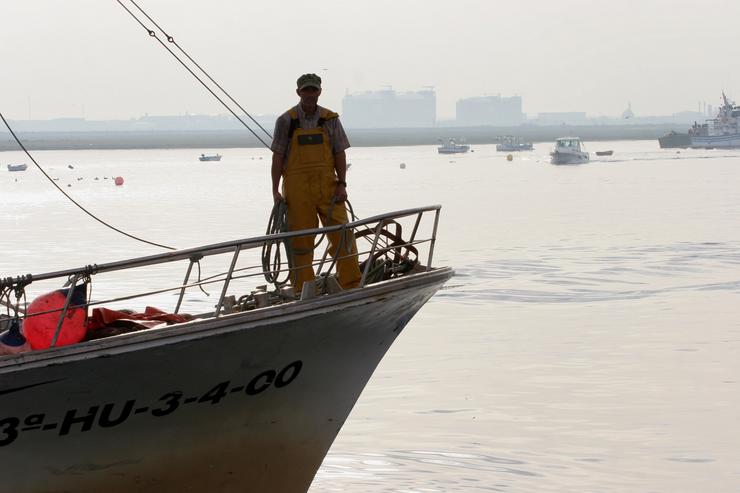 Vista dun pescador nun barco pesqueiro / EUROPA PRESS - Arquivo
