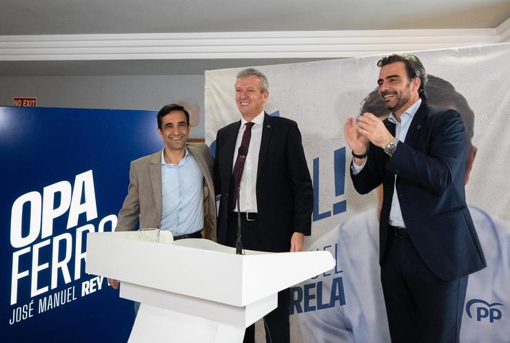 O candidato do PP á Alcaldía de Santiago, José Manuel Rey Varela; o presidente do PPdeG, Alfonso Rueda, e o presidente do PP coruñés, Diego Calvo. PPDEG / Europa Press