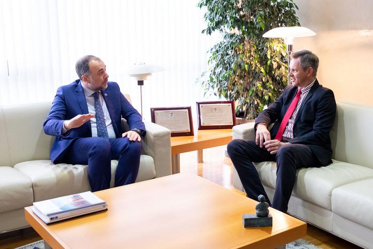 O conselleiro de Sanidade, Xullo García Comesaña, reúnese co ministro de Sanidade, José Miñones, nas dependencias do Sergas en San Lázaro (Santiago de Compostela).. XUNTA / Europa Press