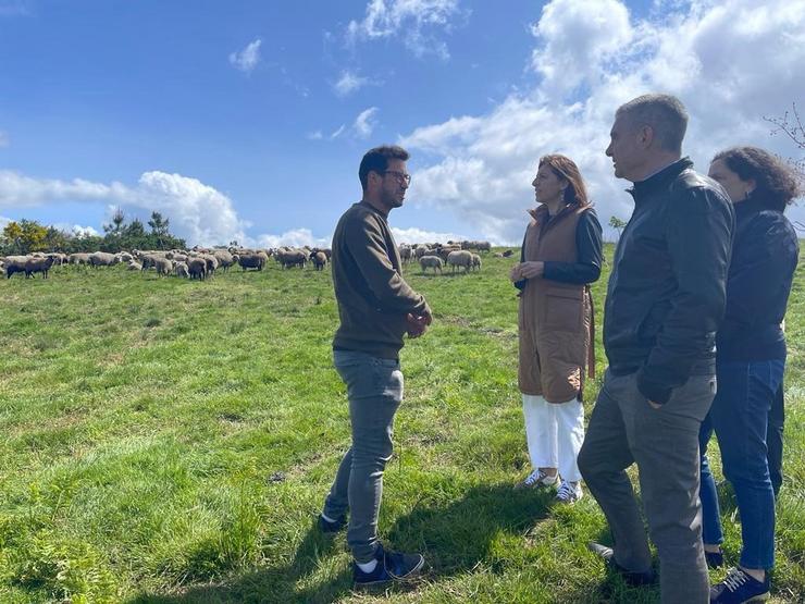 A conselleira de Medio Ambiente, Territorio e Vivenda, Ángeles Vázquez, visita unha explotación de gando ovino en Dozón /  XUNTA DE GALICIA / Europa Press