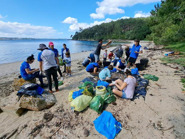 Recollida de residuos na illa de Cortegada. ABANCA / Europa Press