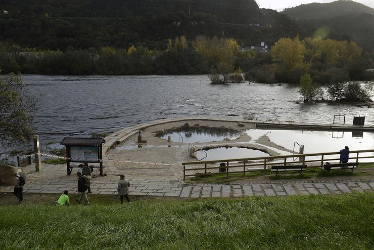 Vista das termas da Chavasqueira e o Muiño da Veiga pechadas por inundación, a 23 de novembro de 2022, en Ourense 