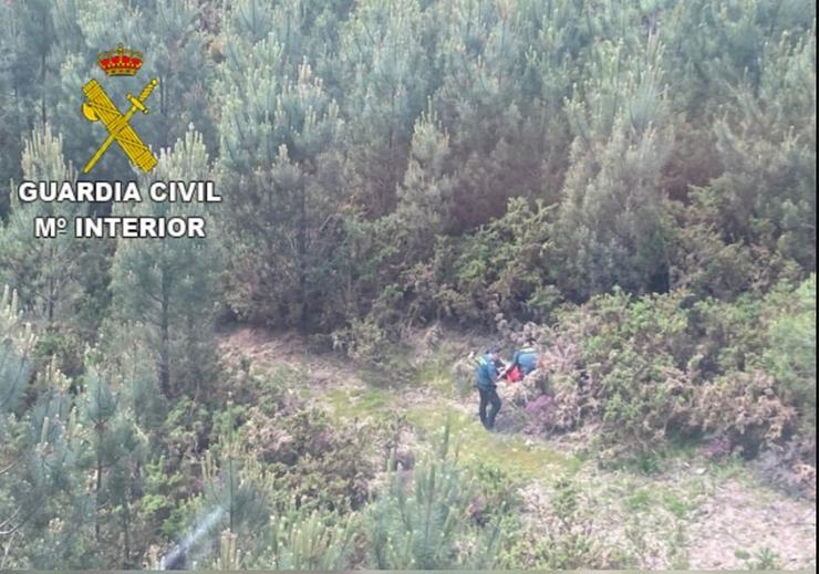 Rescate dun home localizado semiinconsciente nunha zona forestal da Cañiza / GARDA CIVIL DE PONTEVEDRA 