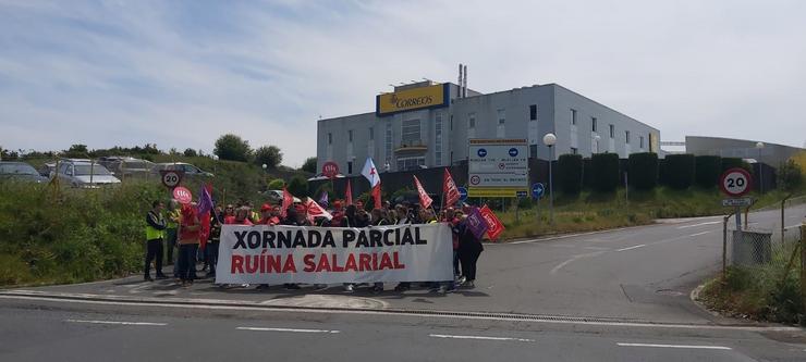 Concentración de traballadores do Centro de Tratamento Automatizado de Correos en Lavacolla,  en denuncia da precariedade laboral que lles afecta.. CIG / Europa Press