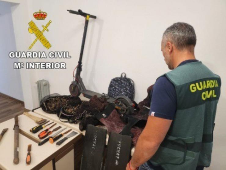 Investigadas catro persoas por un delito continuado contra flora e fauna por extraer percebe na zona de Baiona. GARDA CIVIL DE PONTEVEDRA / Europa Press