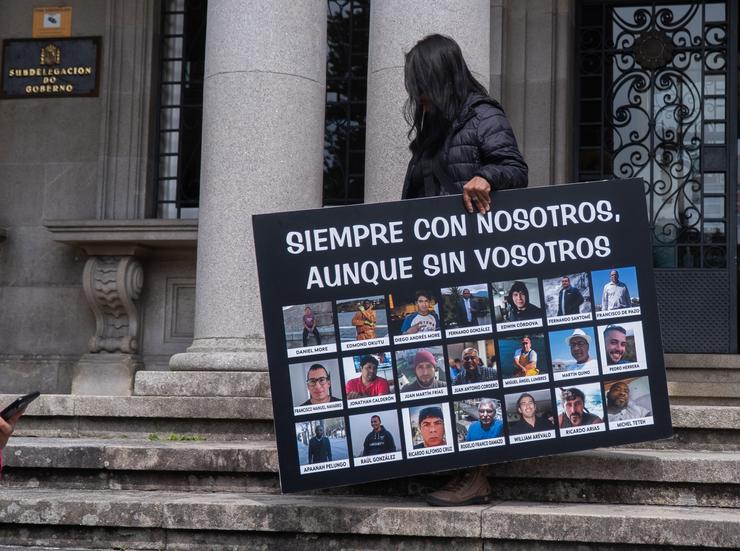 Un familiar do ?Vila de Pitanxo? á saída tras a súa reunión co delegado do Goberno en Galicia, José Ramón Besteiro cun catel que reza; 