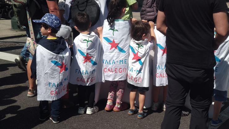 Nenos participando na manifestación de Queremos Galego o Día das Letras Galegas en Vigo 