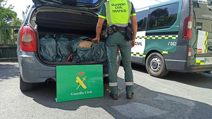 Droga incautada nun control de velocidade. GARDA CIVIL / Europa Press