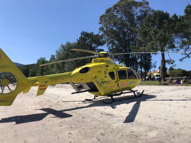 Helicóptero medicalizado atendendo a unha persoa nunha praia / 061