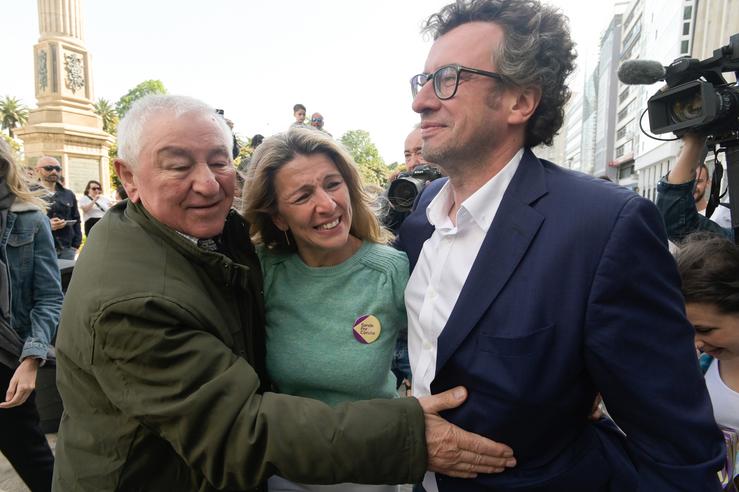 A vicepresidenta segunda do Goberno e líder do proxecto 'Sumar', Yolanda Díaz, nun acto de 'Por Coruña', xunto ao seu candidato á alcaldía, José Manuel Sande, e o seu pai e membro tamén da lista, Suso Díaz. M. Dylan - Europa Press 
