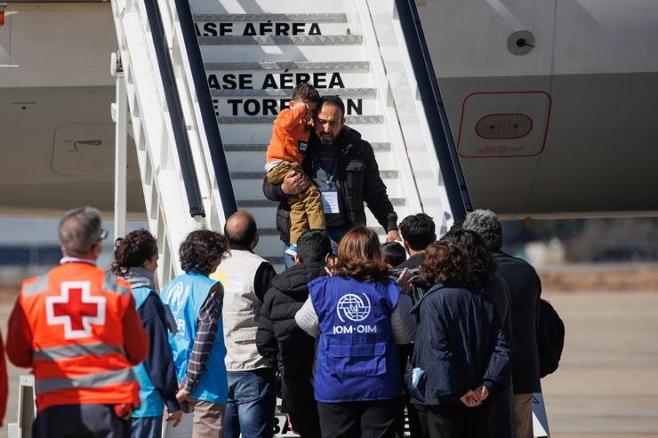Varios refuxiados sirios proveniente de Turquía e afectados o terremoto, chegan á base aérea de Torrexón de Ardoz, 