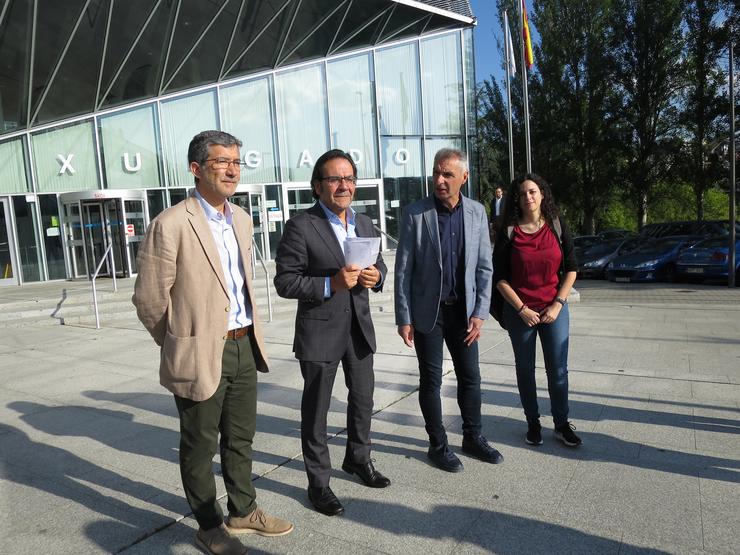 O andidato do BNG á Alcaldía de Ourense, Luís Seara, acompañado polos deputados autonómicos Noa Presas e Iago Tabarés e o avogado Xoan Antón Pérez Lema ás portas dos xulgados de Ourense.. BNG / Europa Press