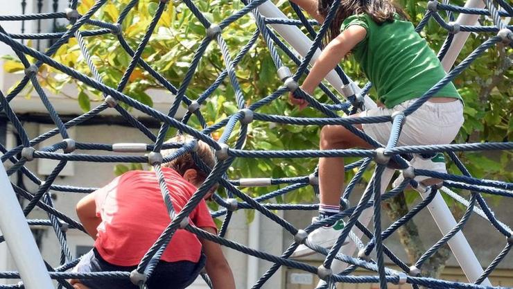 Nenos xogando nun parque 