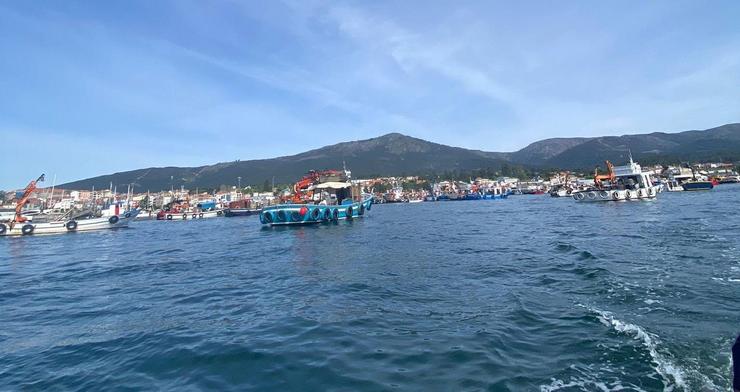 Concentración de barcos do sector bateeiro fronte ás costas da Pobra do Caramiñal, para reclamar a retirada do artigo 13 do decreto que limita a extracción de fazula. 