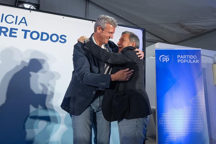 O presidente do PPdeG, Alfonso Rueda, nun mitin co candidato dos populares á Alcaldía de Ribeira, Manuel Ruiz.. PPDEG / Europa Press