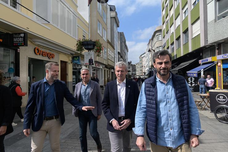 Bendodo, Rueda e outros dirixentes do PP participan nun paseo electoral en Carballo 