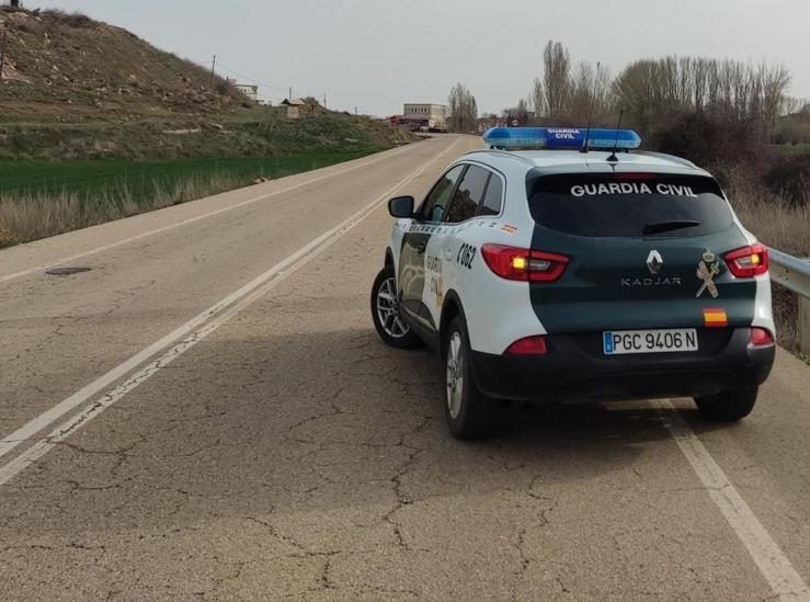 Coche e patrulla da Garda Civil nun control de tráfico 