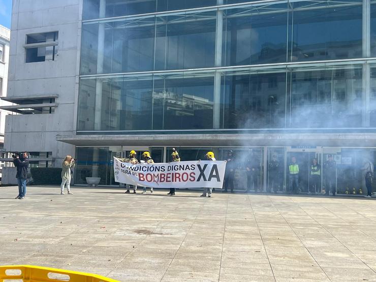 Protesta dos bombeiros en Lugo diante da sede da Xunta / CC.OO.