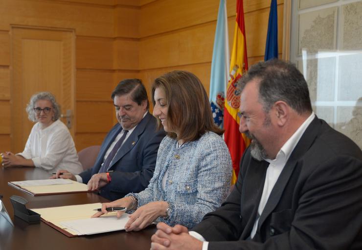 A conselleira de Medio Ambiente, Ángeles Vázquez, e o reitor da Universidade da Coruña (UDC), Xulio Abalde, asinan un convenio de colaboración. MONCHO FONTES - Arquivo