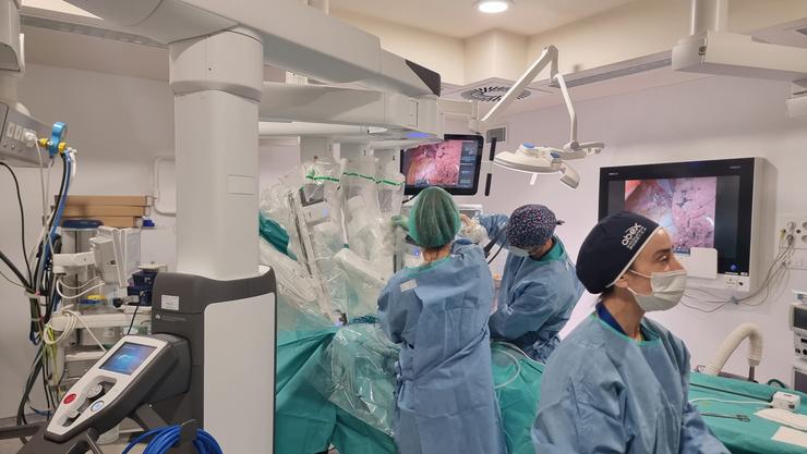 O equipo de cirurxía xeral do Hospital Universitario da Coruña operando co robot Davinci. CHUAC / Europa Press