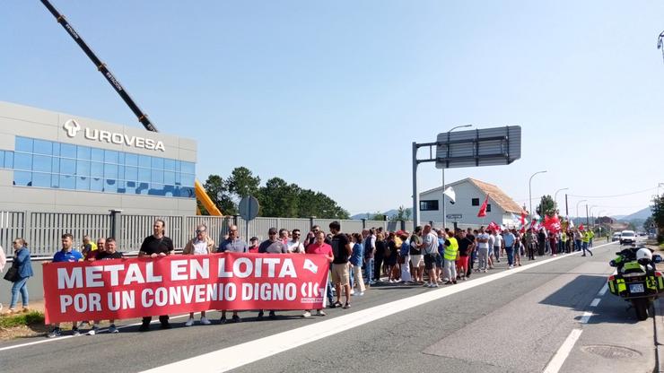 Concentración de traballadores do Metal convocada pola CIG fronte ás instalacións de Urovesa en Valga (Pontevedra).. CIG 